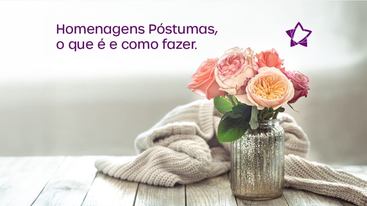 Vaso com flores em cima de uma mesa de madeira. A imagem também conta com um texto escrito: "Homenagens Póstumas: o que é e como fazer"
