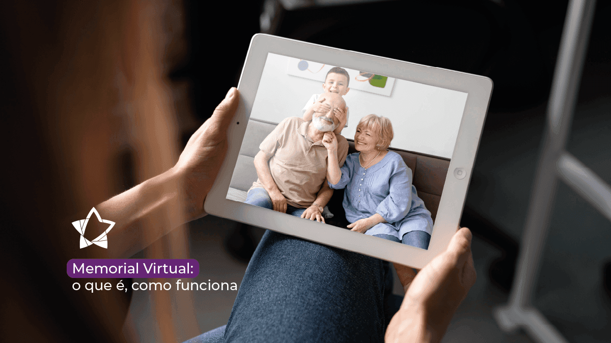 Pessoa segurando um tablet com foto de um ente querido, representando o conceito de memorial virtual.