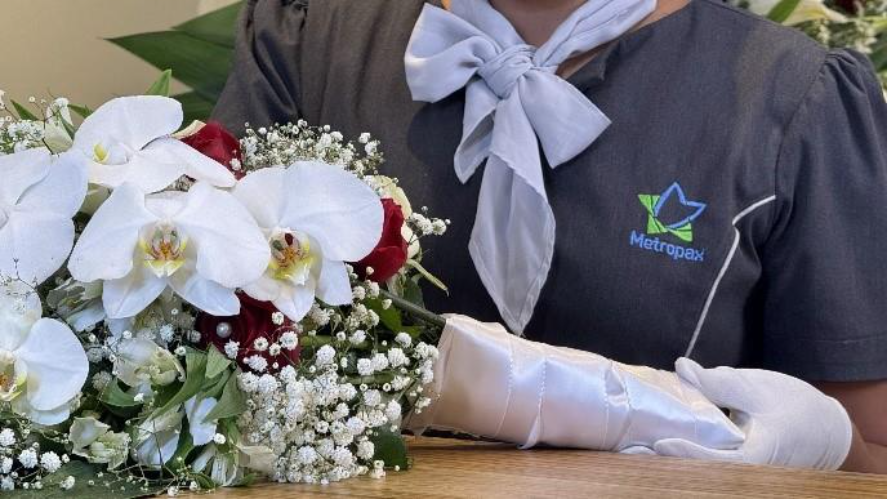 Significado das flores em funerais: um arranjo floral delicado com rosas brancas e outras flores em tons pastel.