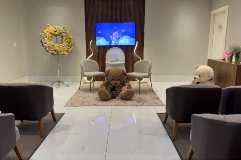 Pelúcias simbolizando o acolhimento no funeral infantil, da Metro